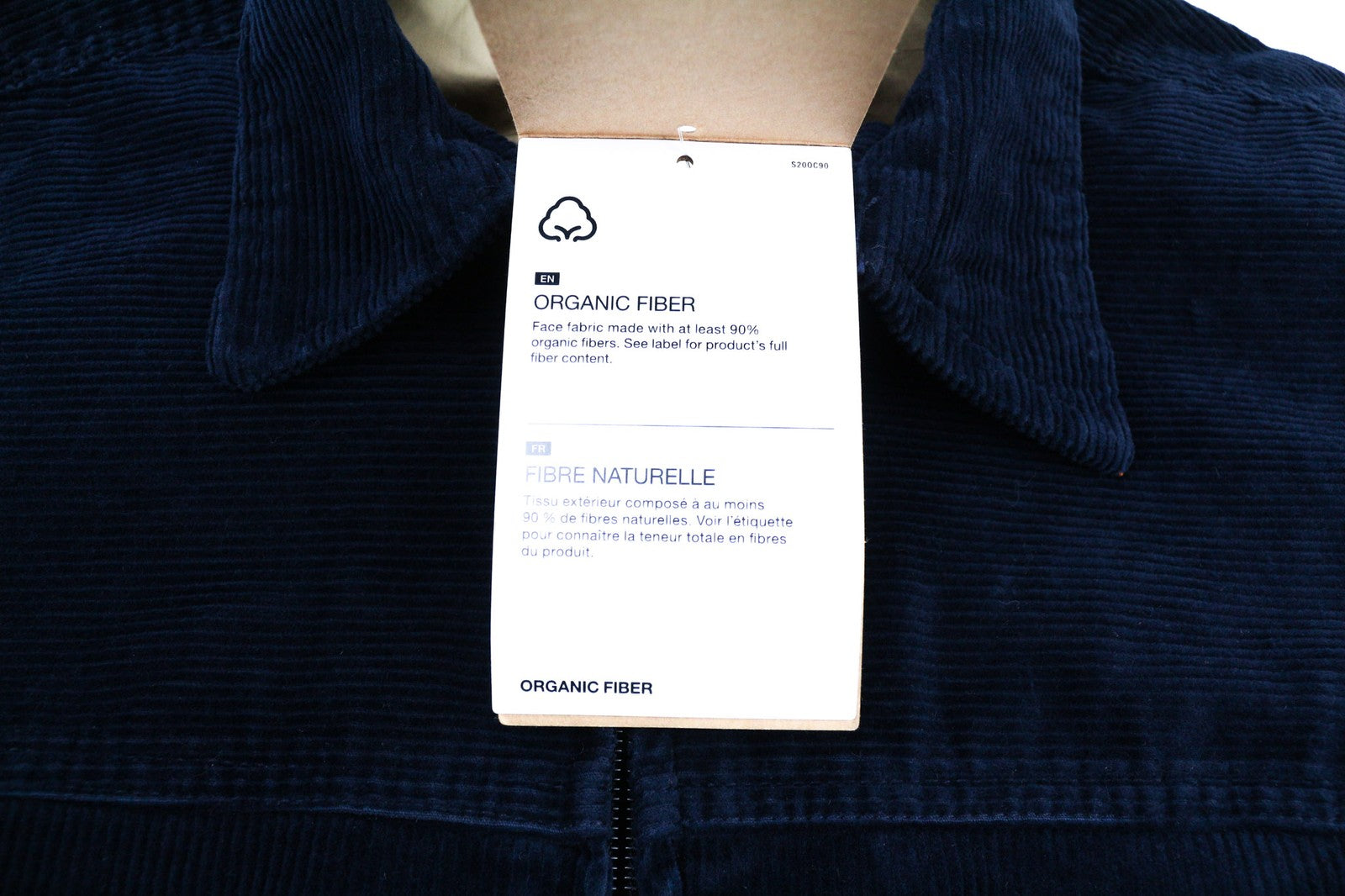 „THE NORTH FACE“ vyriška velveto striukė su mėlyna užtrauktuku ir organiniu polo kaklu. 