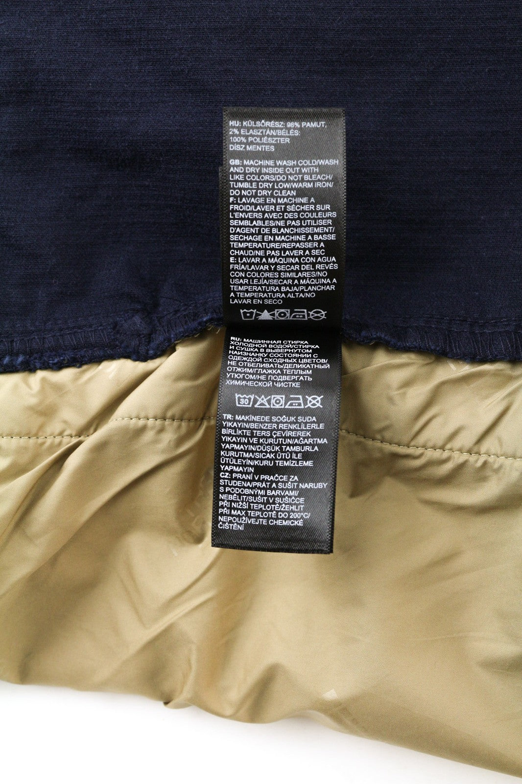 „THE NORTH FACE“ vyriška velveto striukė su mėlyna užtrauktuku ir organiniu polo kaklu. 