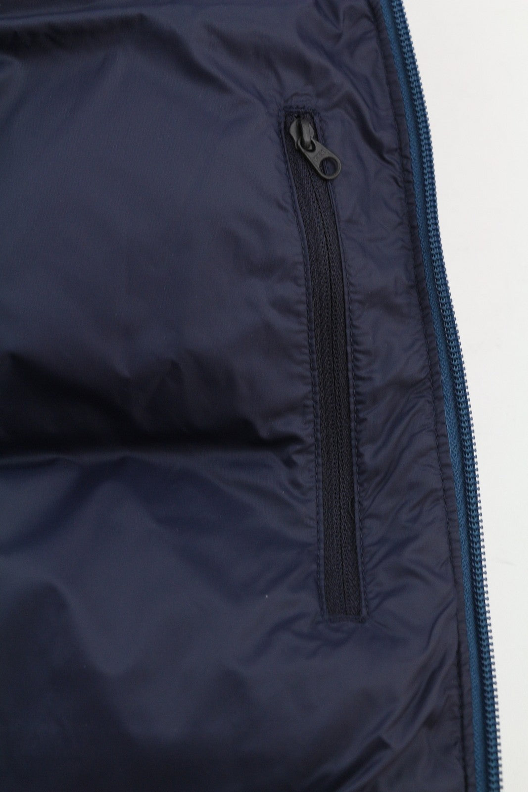 „The North Face Diablo Down“ vyriška pūkinė striukė su pamušalu, užtrauktuku ir aukšta apykakle. 