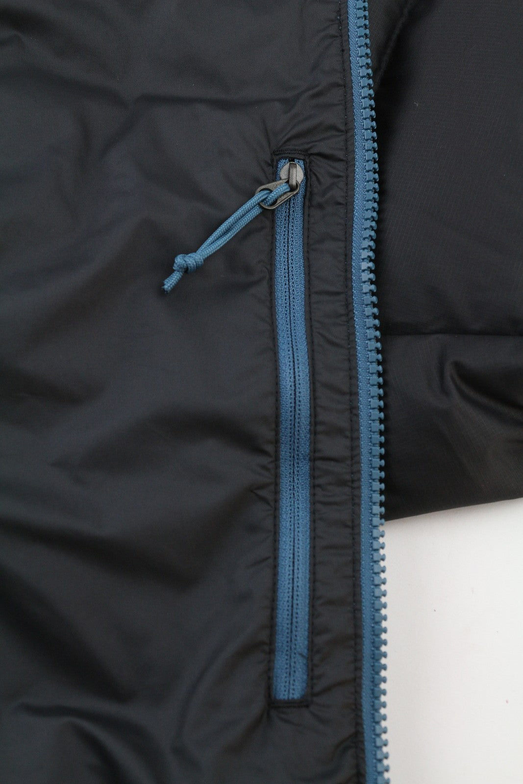 „THE NORTH FACE Hometown“ vyriška pūkinė striukė su gobtuvu XL 550, kurios kaina – 270 USD 