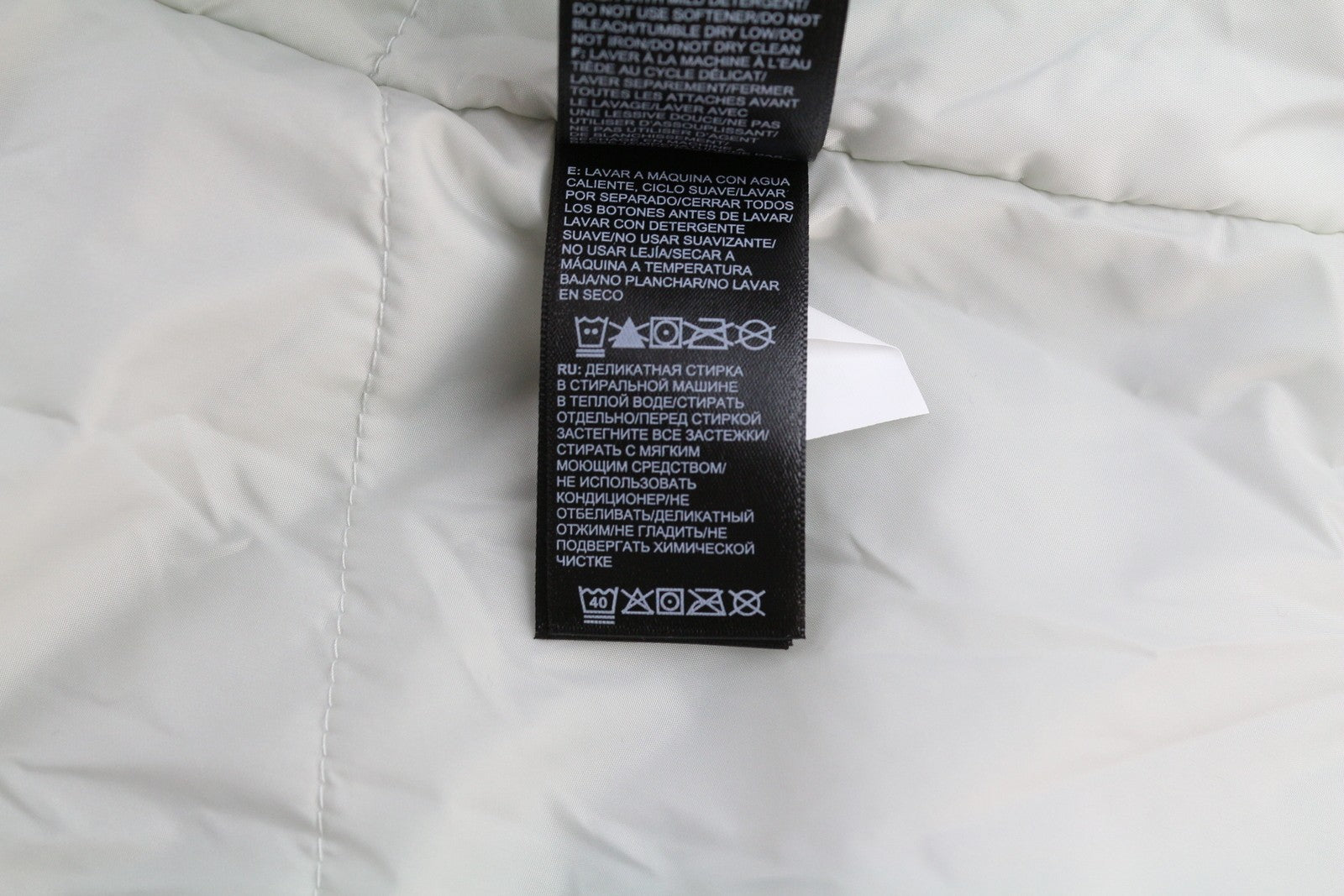 „The North Face Inlux“ moteriška L dydžio „Dryvent“ paminkštinta striukė su vilnos pamušalu ir nuleidžiama nugara. 