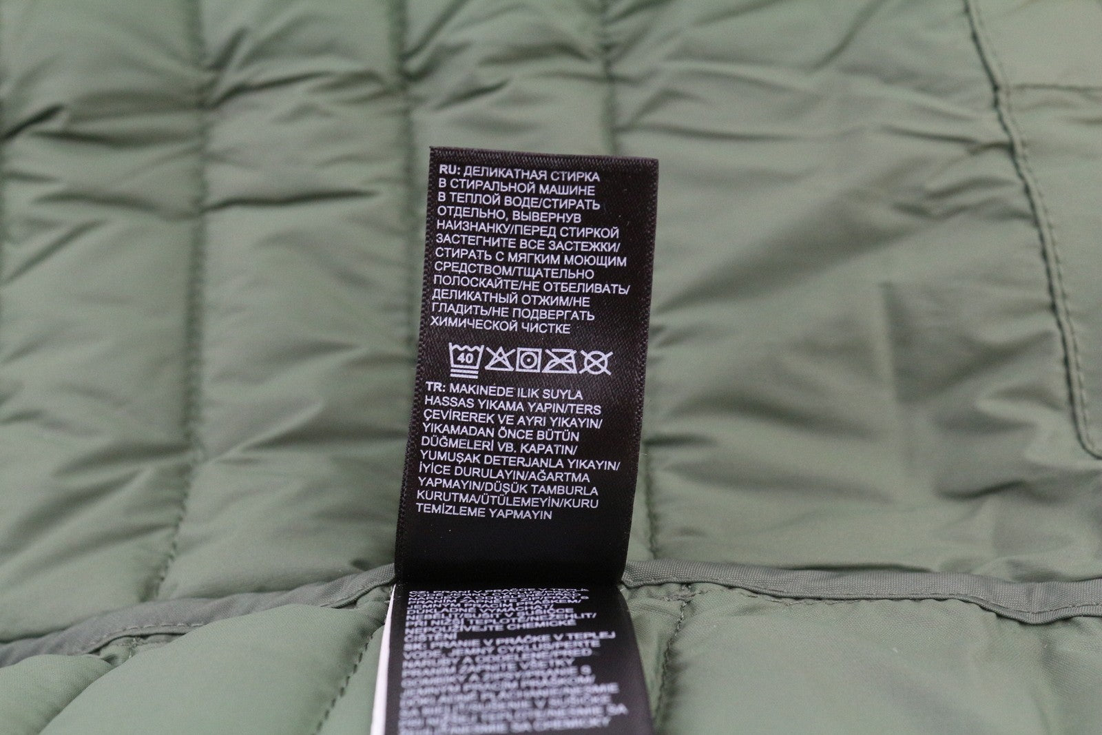 „THE NORTH FACE“ moteriška striukė su pamušalu ir XS dydžio gobtuvu bei vidutinio ilgio pamušalu. 