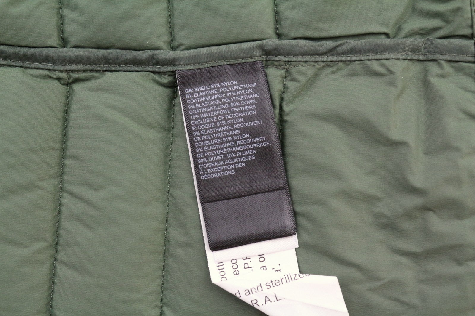 „THE NORTH FACE“ moteriška striukė su pamušalu ir XS dydžio gobtuvu bei vidutinio ilgio pamušalu. 