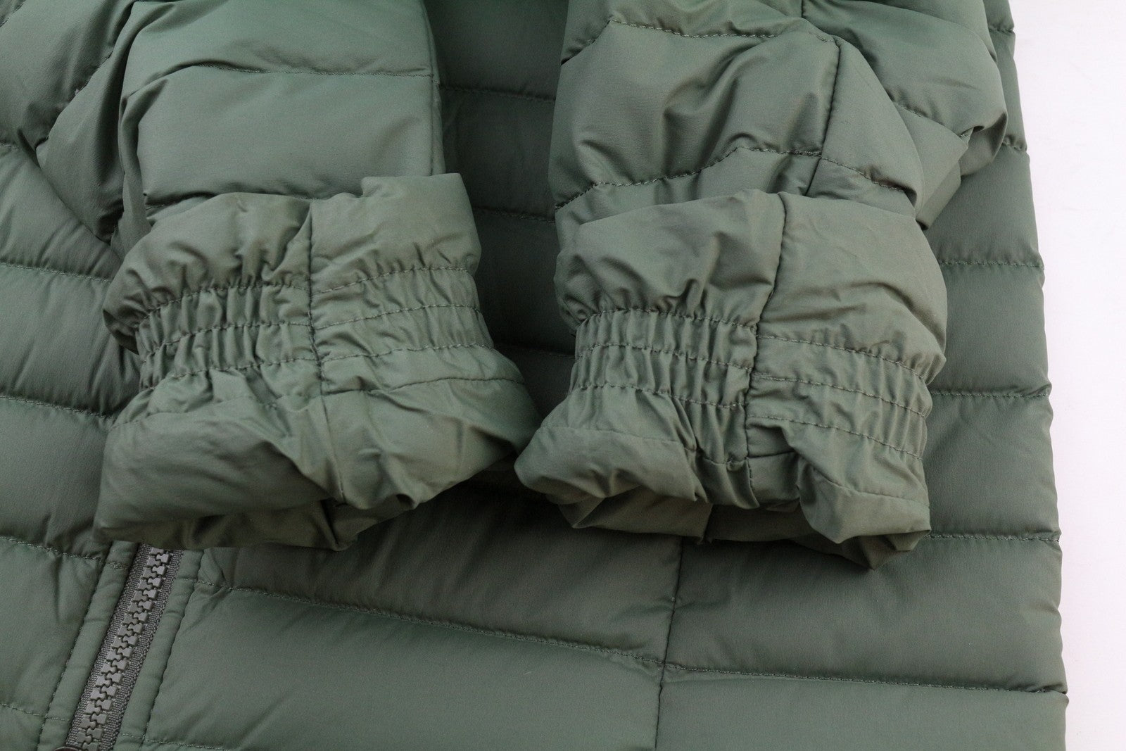 „THE NORTH FACE“ moteriška striukė su pamušalu ir XS dydžio gobtuvu bei vidutinio ilgio pamušalu. 