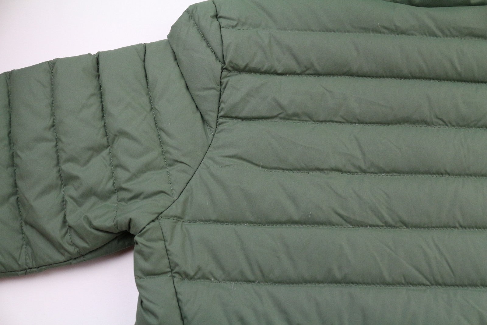 „THE NORTH FACE“ moteriška striukė su pamušalu ir XS dydžio gobtuvu bei vidutinio ilgio pamušalu. 