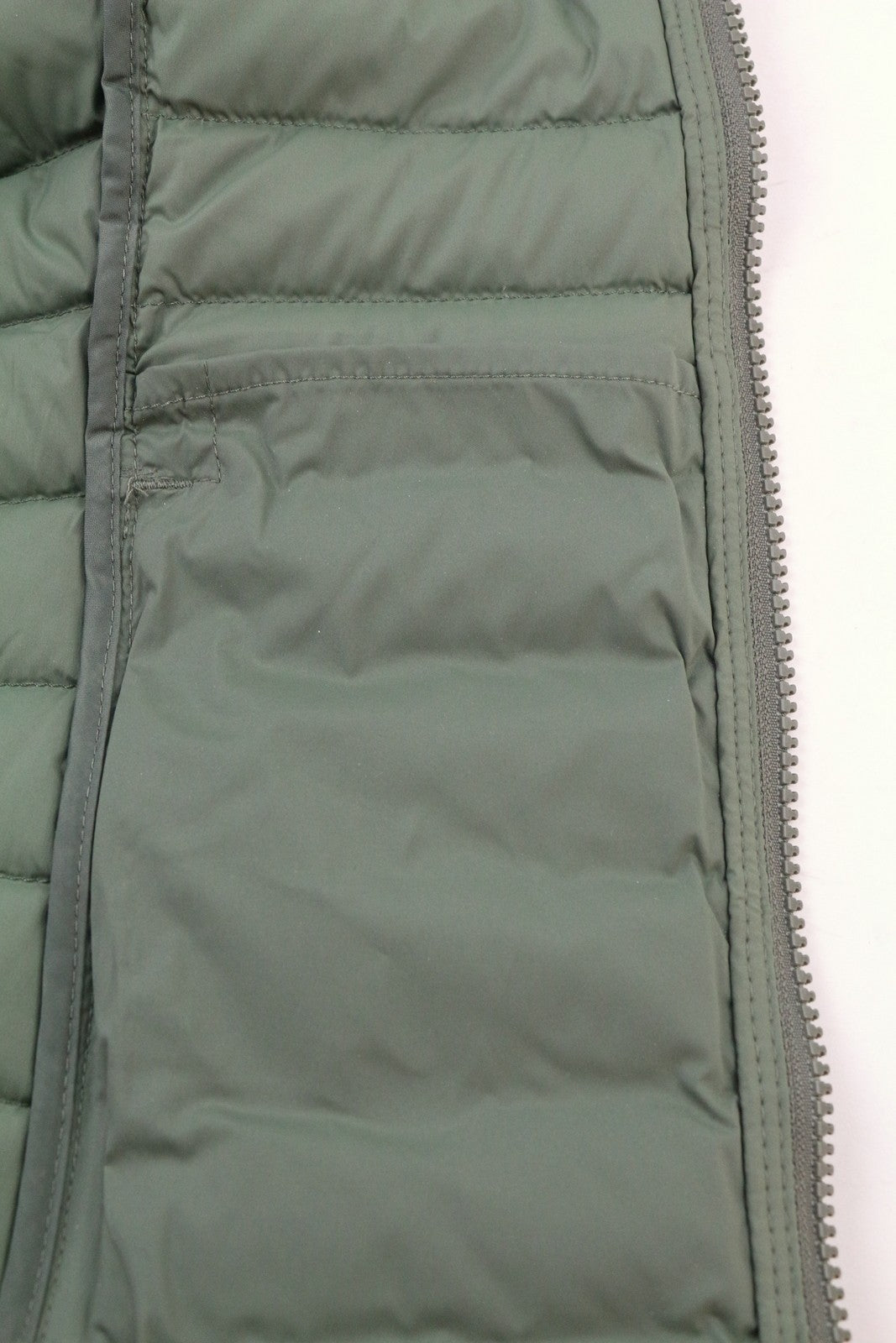 „THE NORTH FACE“ moteriška striukė su pamušalu ir XS dydžio gobtuvu bei vidutinio ilgio pamušalu. 