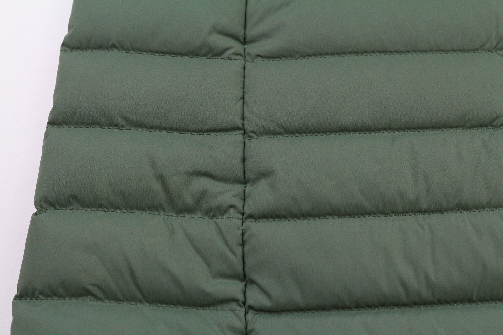 „THE NORTH FACE“ moteriška striukė su pamušalu ir XS dydžio gobtuvu bei vidutinio ilgio pamušalu. 