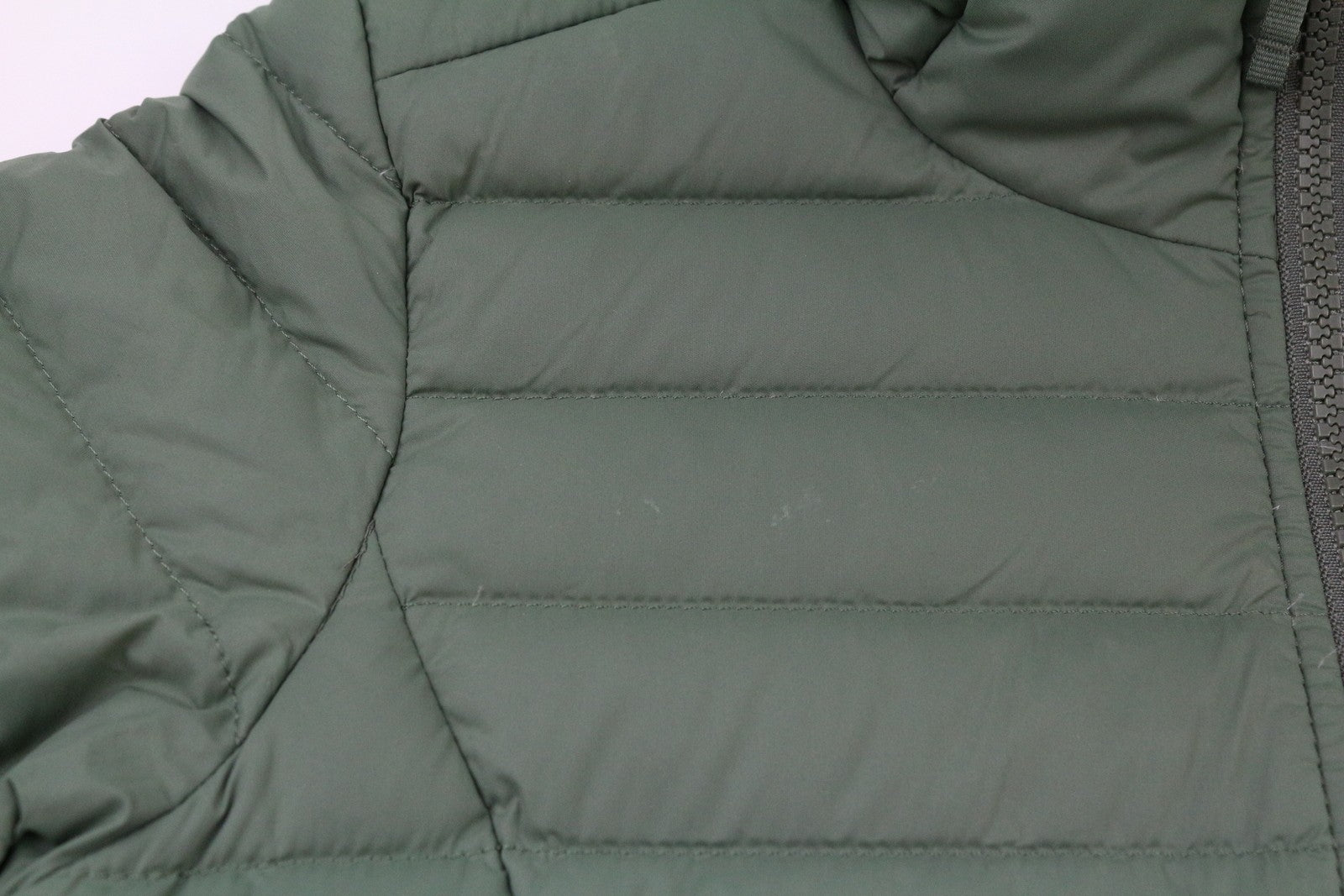 „THE NORTH FACE“ moteriška striukė su pamušalu ir XS dydžio gobtuvu bei vidutinio ilgio pamušalu. 