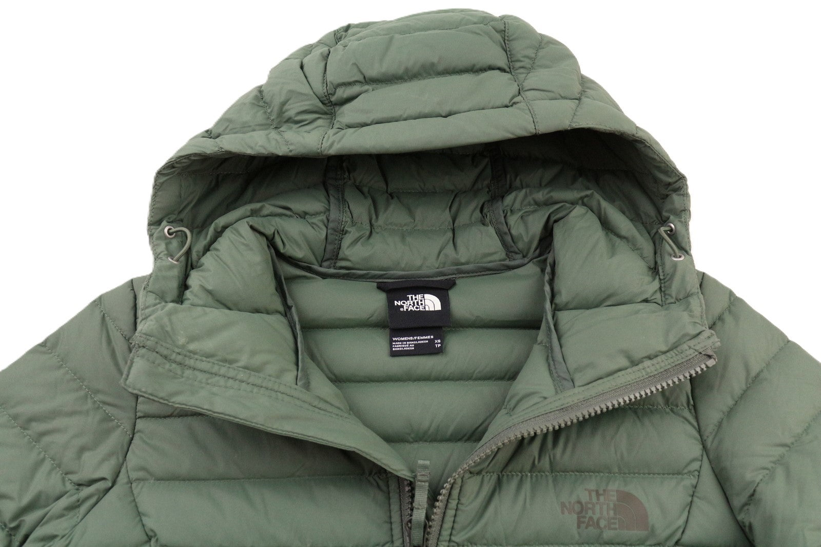 „THE NORTH FACE“ moteriška striukė su pamušalu ir XS dydžio gobtuvu bei vidutinio ilgio pamušalu. 