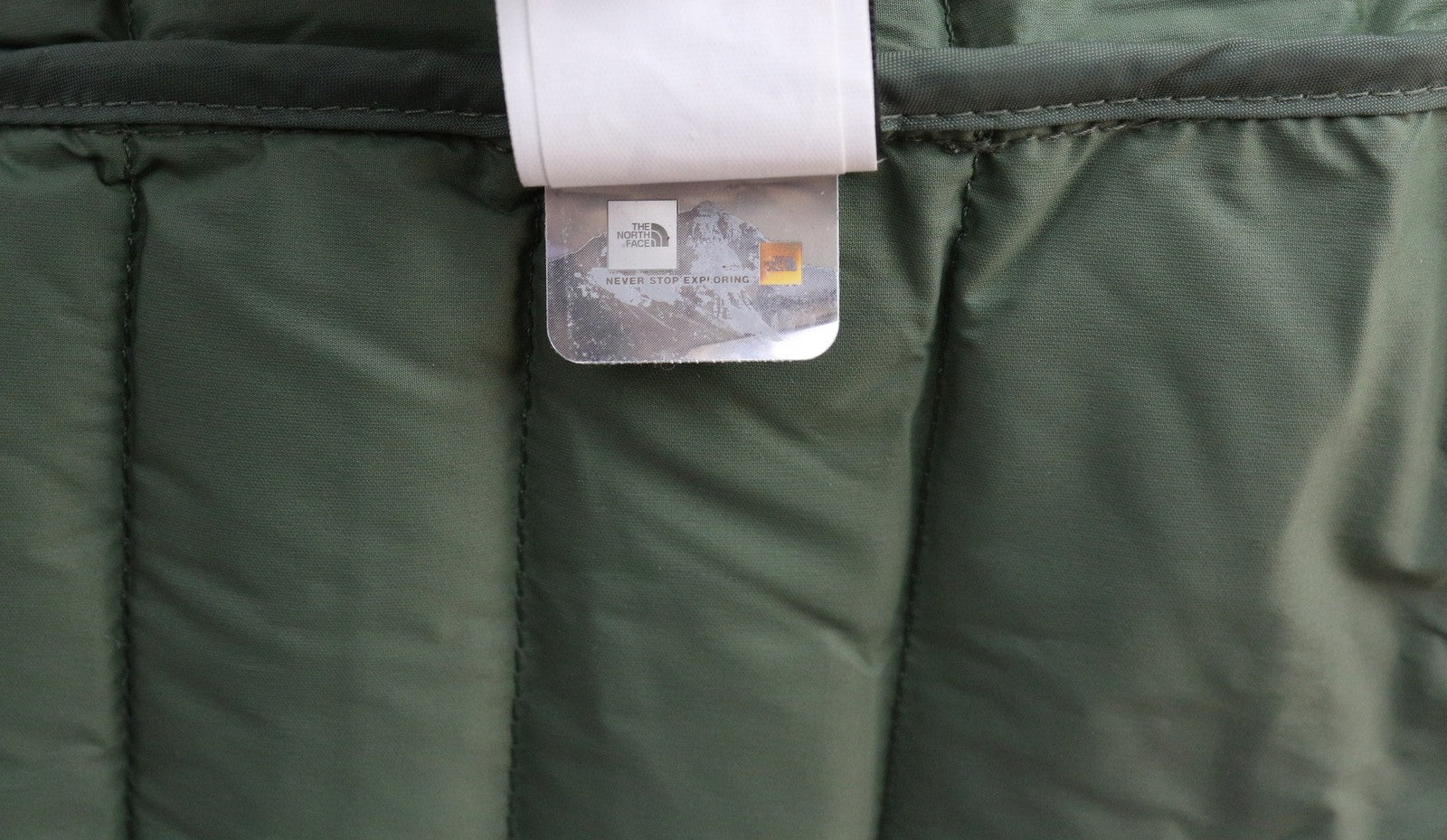 „THE NORTH FACE“ moteriška striukė su pamušalu ir XS dydžio gobtuvu bei vidutinio ilgio pamušalu. 