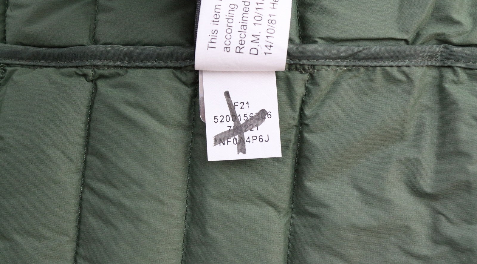 „THE NORTH FACE“ moteriška striukė su pamušalu ir XS dydžio gobtuvu bei vidutinio ilgio pamušalu. 