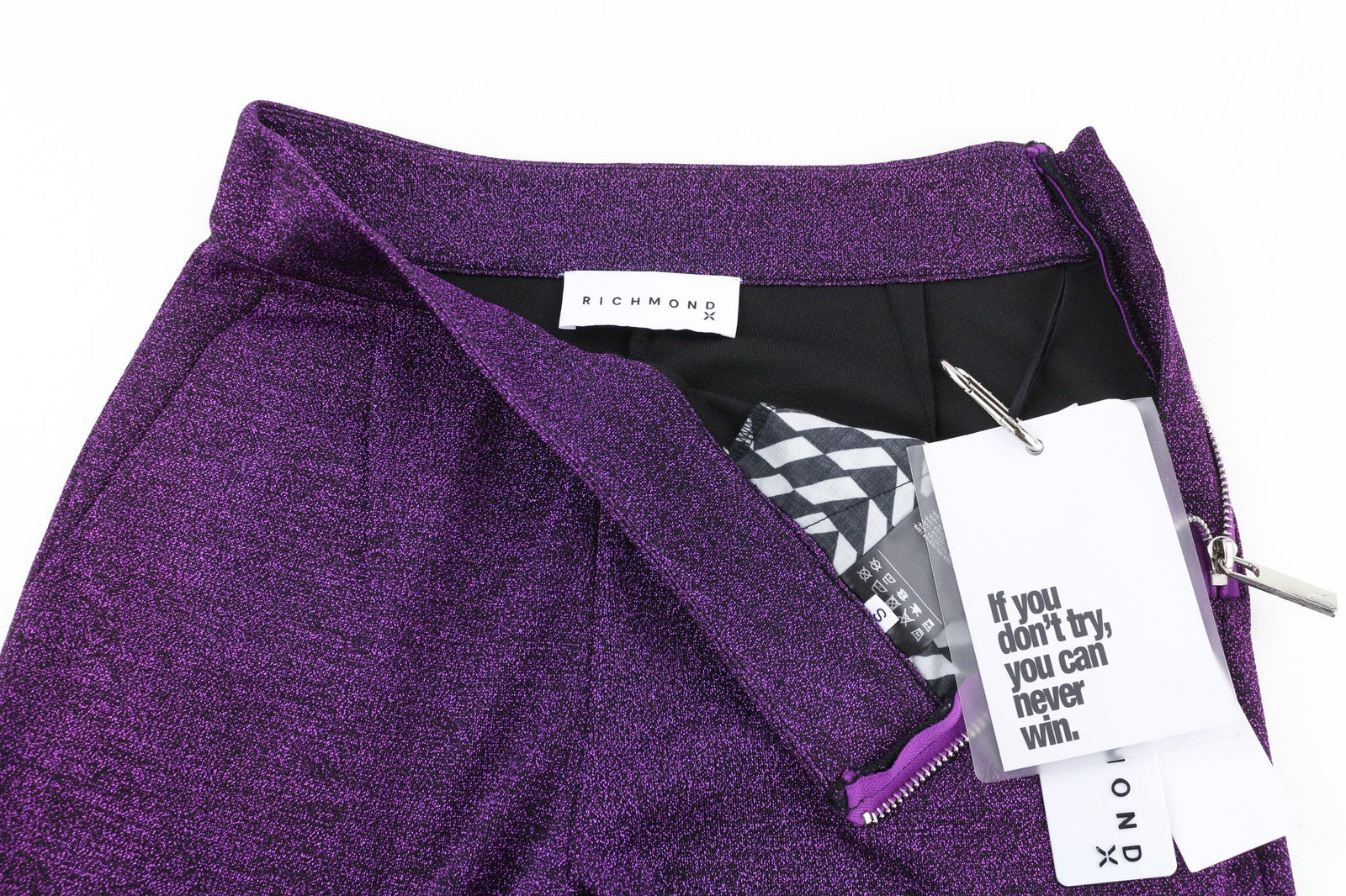 JOHN RICHMOND moteriškos kelnės S dydžio violetinės spalvos su blizgučiais, aukštu juosmeniu, platėjančiu užtrauktuku ir logotipu 