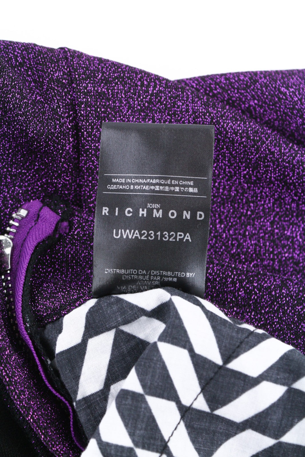 JOHN RICHMOND moteriškos kelnės S dydžio violetinės spalvos su blizgučiais, aukštu juosmeniu, platėjančiu užtrauktuku ir logotipu 