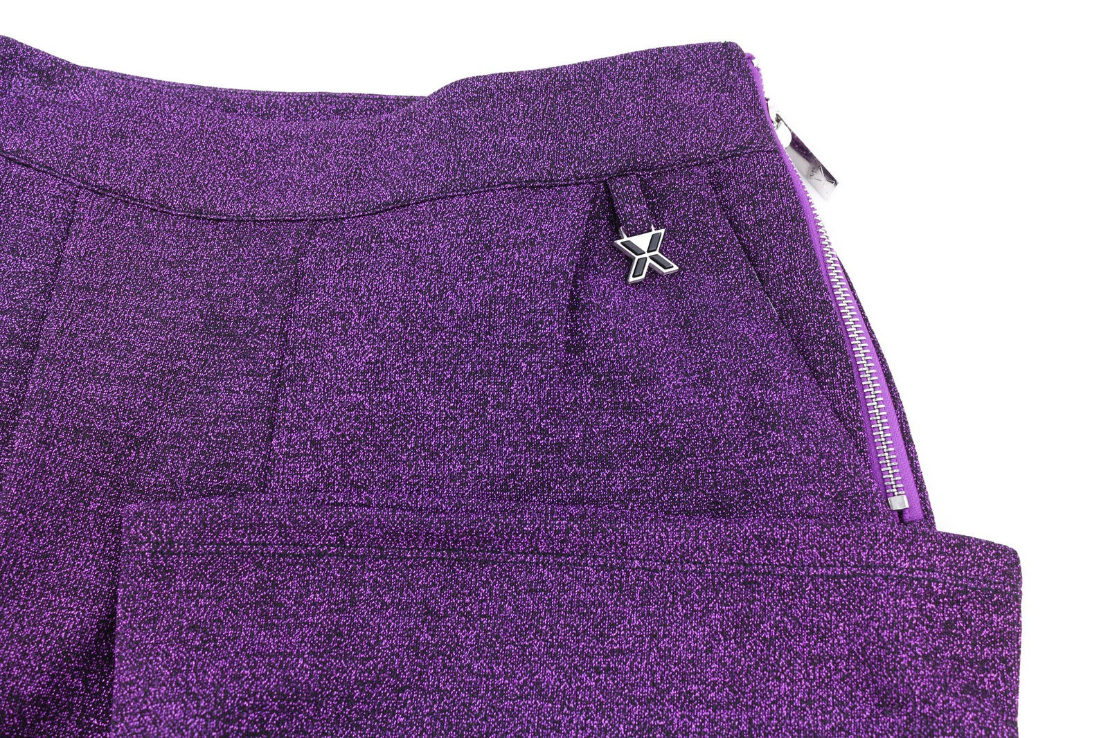JOHN RICHMOND moteriškos kelnės S dydžio violetinės spalvos su blizgučiais, aukštu juosmeniu, platėjančiu užtrauktuku ir logotipu 