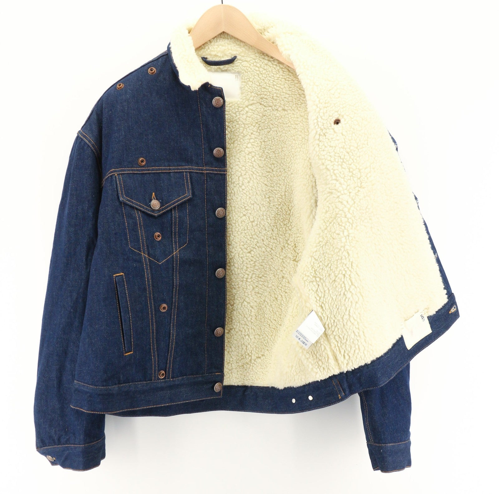 R13 Bib Trucker vyriška striukė M su šerpų pamušalu, džinsine sagomis, vidutinės mėlynos spalvos logotipu 