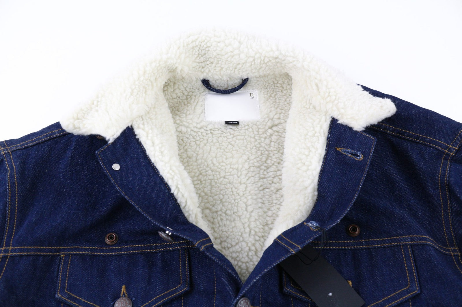 R13 Bib Trucker vyriška striukė M su šerpų pamušalu, džinsine sagomis, vidutinės mėlynos spalvos logotipu 