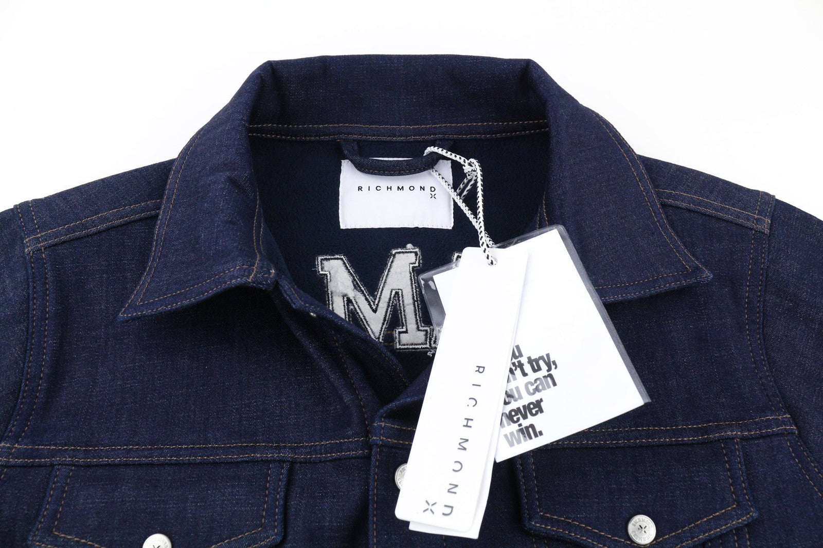 JOHN RICHMOND vyriška striukė ~M džinsinis sunkvežimio tipo polo apykaklės užsegimas su sagomis tamsiai mėlynos spalvos logotipu 