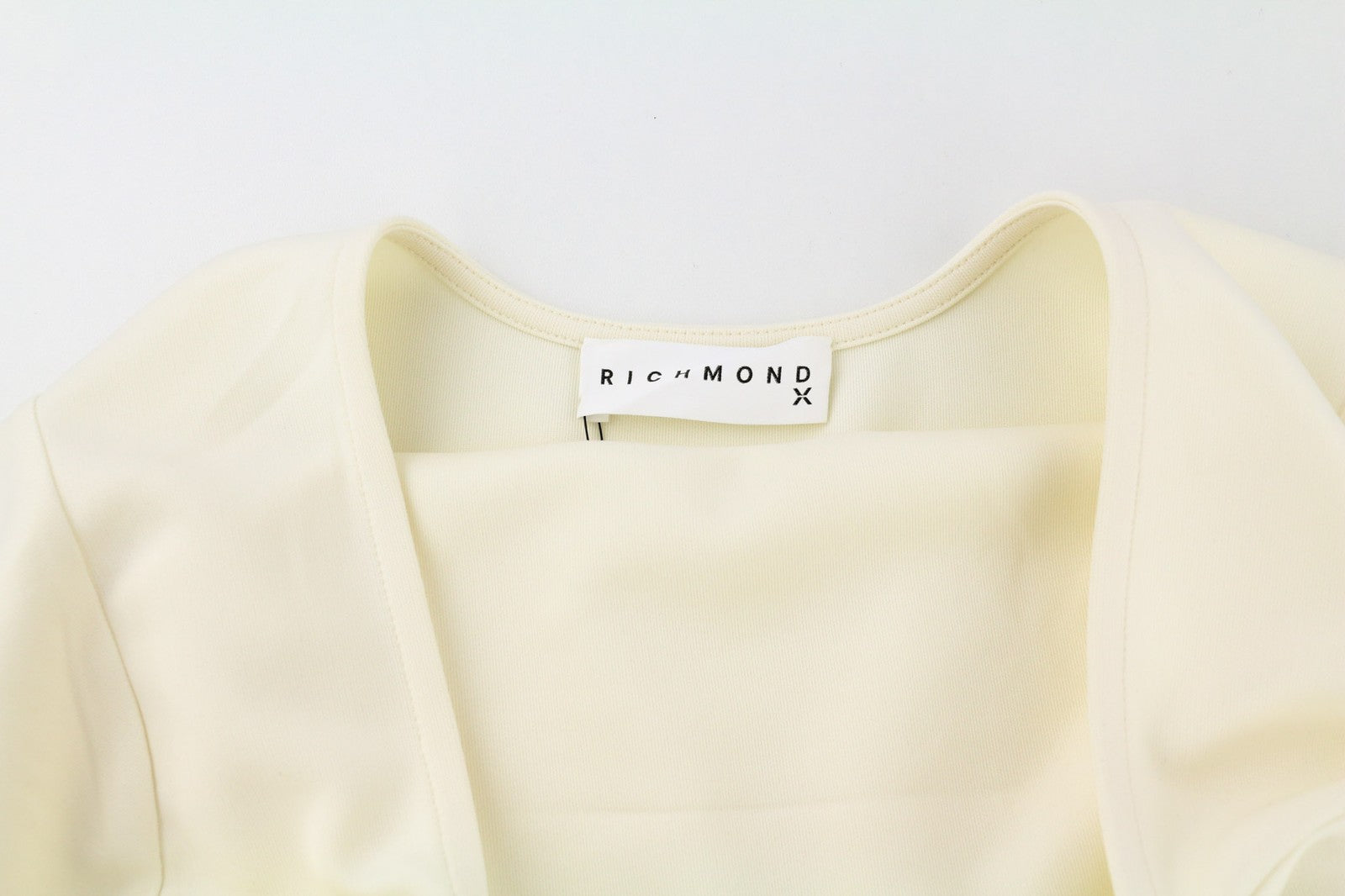 RICHMOND moteriškas dramblio kaulo spalvos megztinis S formos trumpintas su imitacine apykakle ir metaliniu logotipu