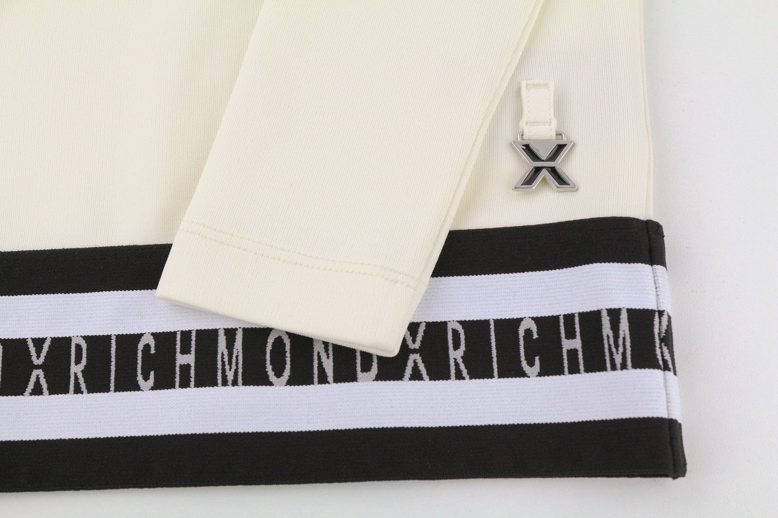 RICHMOND moteriškas dramblio kaulo spalvos megztinis S formos trumpintas su imitacine apykakle ir metaliniu logotipu