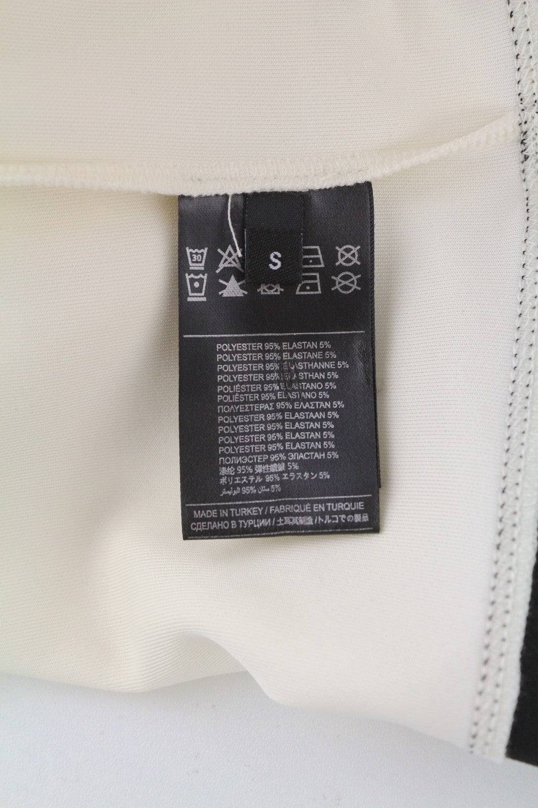 RICHMOND moteriškas dramblio kaulo spalvos megztinis S formos trumpintas su imitacine apykakle ir metaliniu logotipu