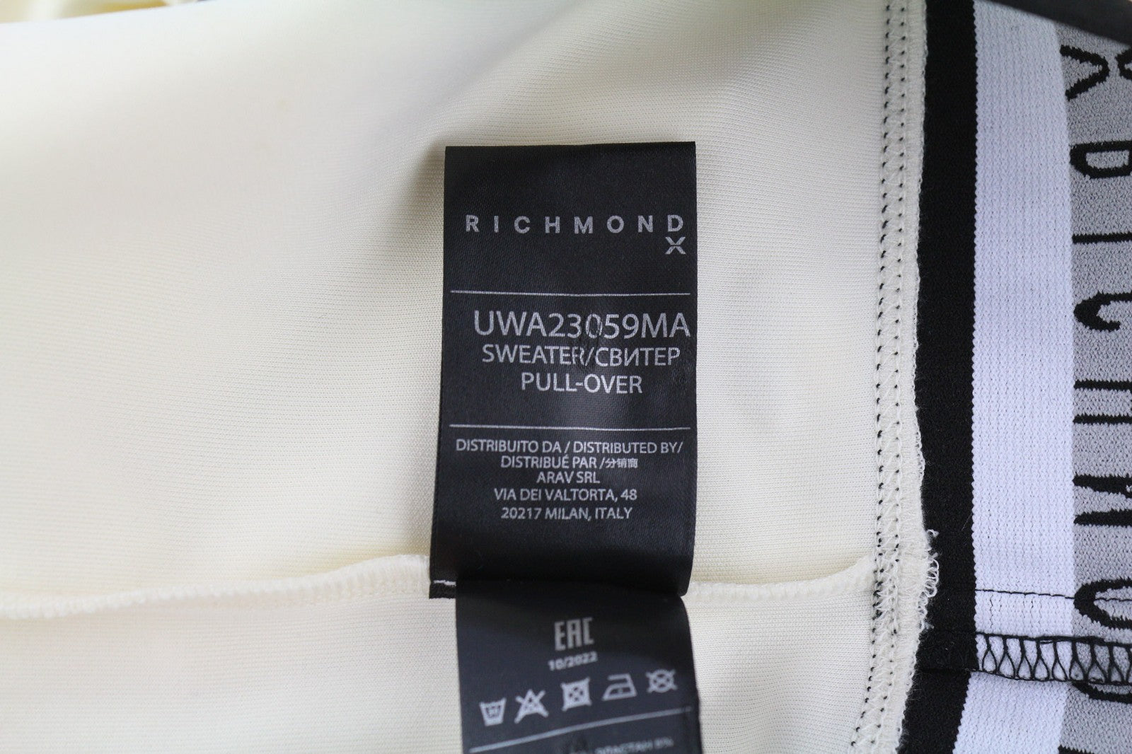 RICHMOND moteriškas dramblio kaulo spalvos megztinis S formos trumpintas su imitacine apykakle ir metaliniu logotipu