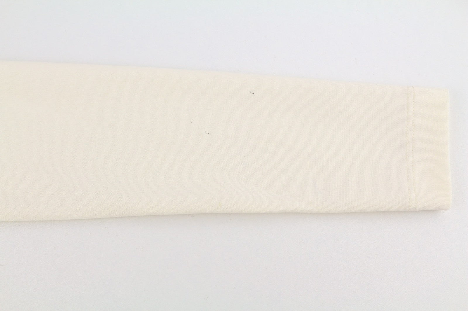 RICHMOND moteriškas dramblio kaulo spalvos megztinis S formos trumpintas su imitacine apykakle ir metaliniu logotipu