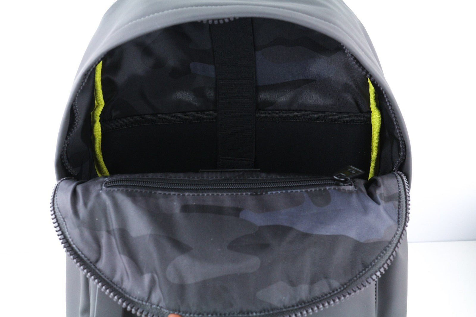 PHILIPP PLEIN moteriška kuprinė, vieno dydžio, pilka, dviguba reguliuojamo dydžio rankinė Bostono stiliaus, su pamušalu. 