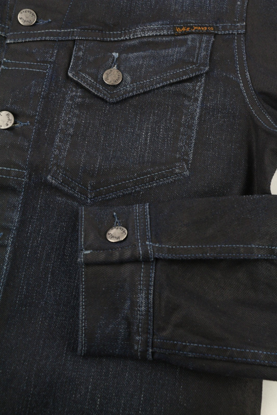 NUDIE JEANS Conny Org. vyriški polo marškinėliai su išblukusiu džinsu ir sagomis, juodi ir indigo raštu. 