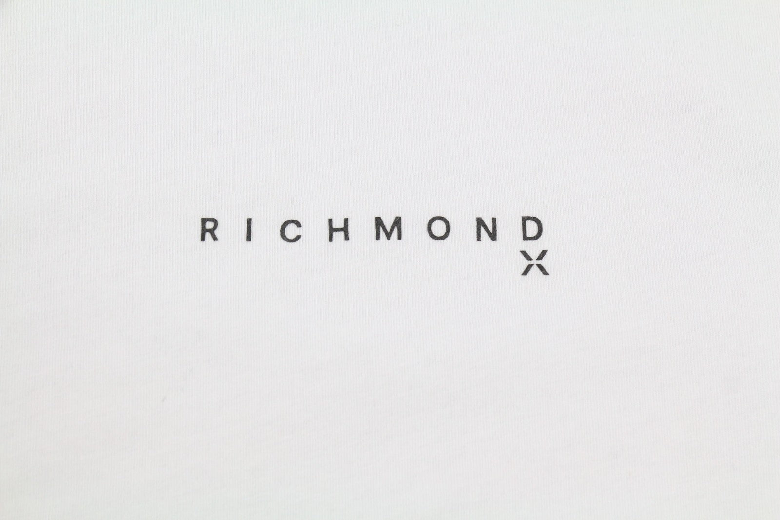 JOHN RICHMOND vyriški marškinėliai M, balti, apvalūs, trumpomis rankovėmis, medvilniniai, laisvi, visiems metų laikams 
