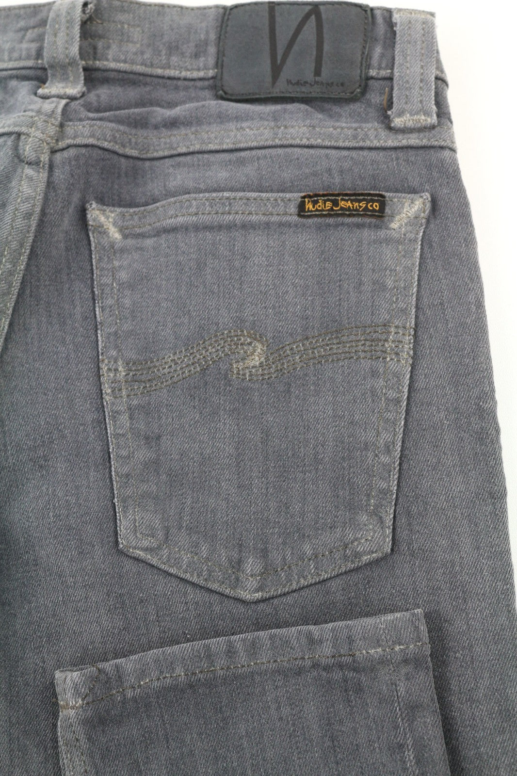 NUDIE JEANS aptempti ilgi moteriški džinsai W26/L34 tamsiai pilki, ploni, ekologiški 