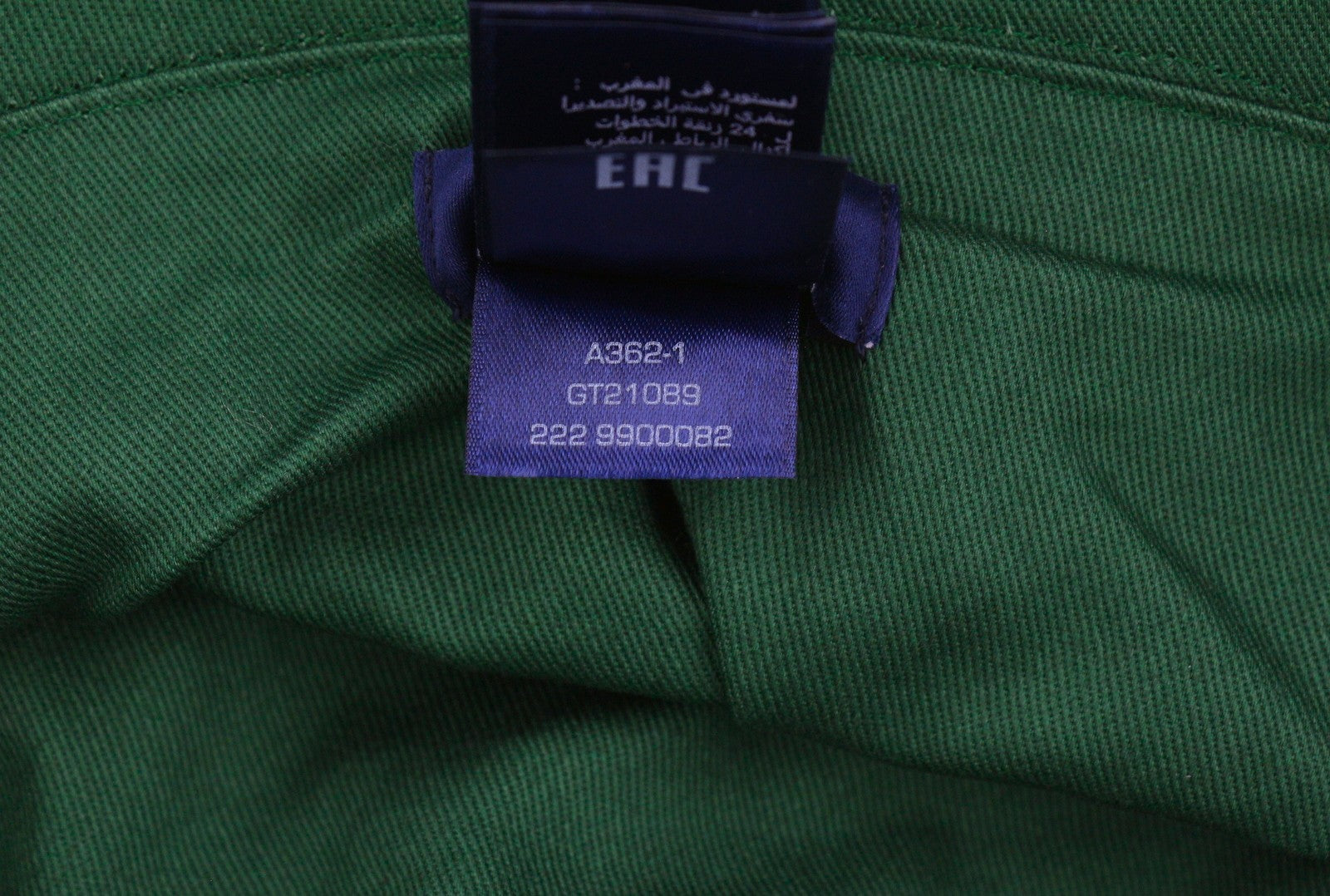 GANT virvelinė kibiro formos vyriška kepurė su L/XL dydžio daugiaspalve medvilnine priekine logotipu ir pamušalu. 