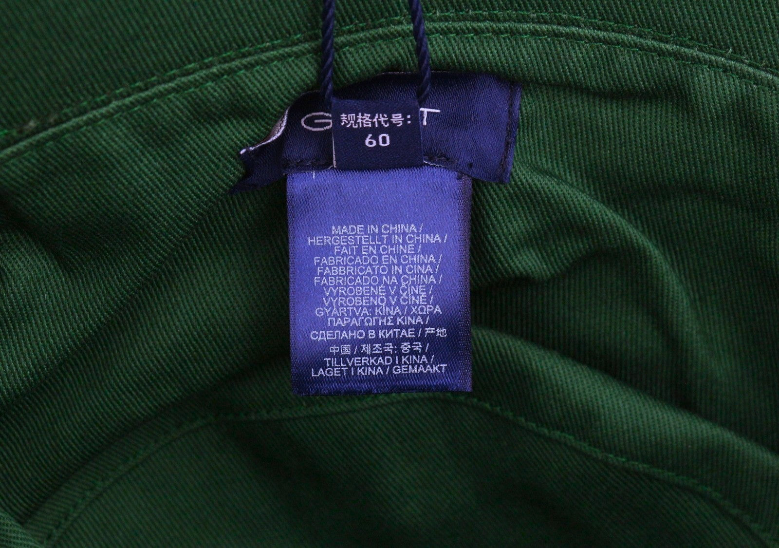 GANT virvelinė kibiro formos vyriška kepurė su L/XL dydžio daugiaspalve medvilnine priekine logotipu ir pamušalu. 