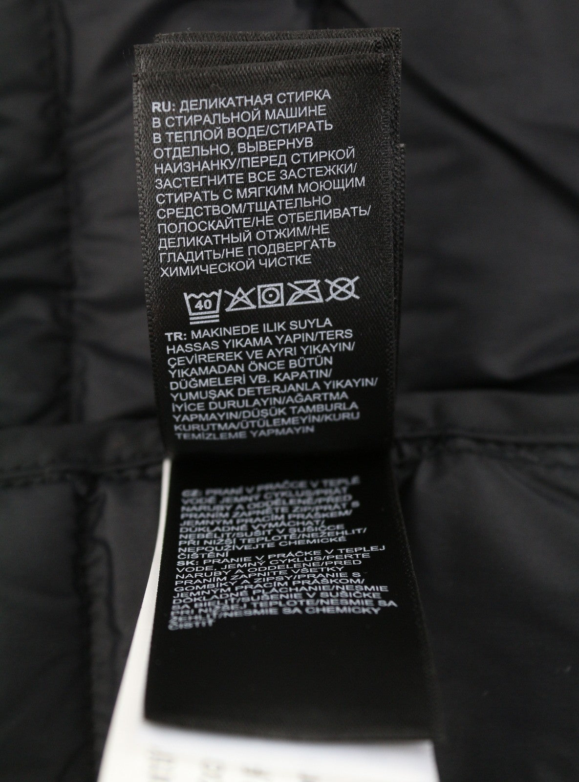 THE NORTH FACE moteriška striukė M, juoda, 700 pūkinė, dygsniuota, su gobtuvu, užtrauktuku, vidutinė kaina – 299 USD 