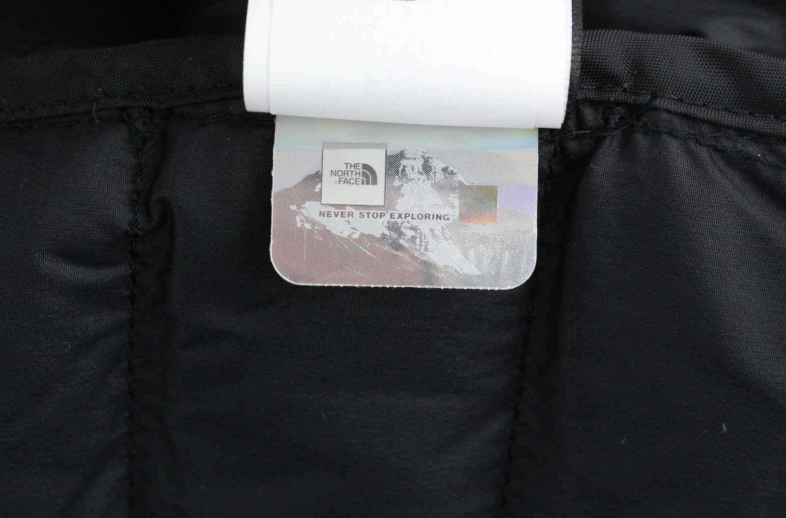 THE NORTH FACE moteriška striukė M, juoda, 700 pūkinė, dygsniuota, su gobtuvu, užtrauktuku, vidutinė kaina – 299 USD 