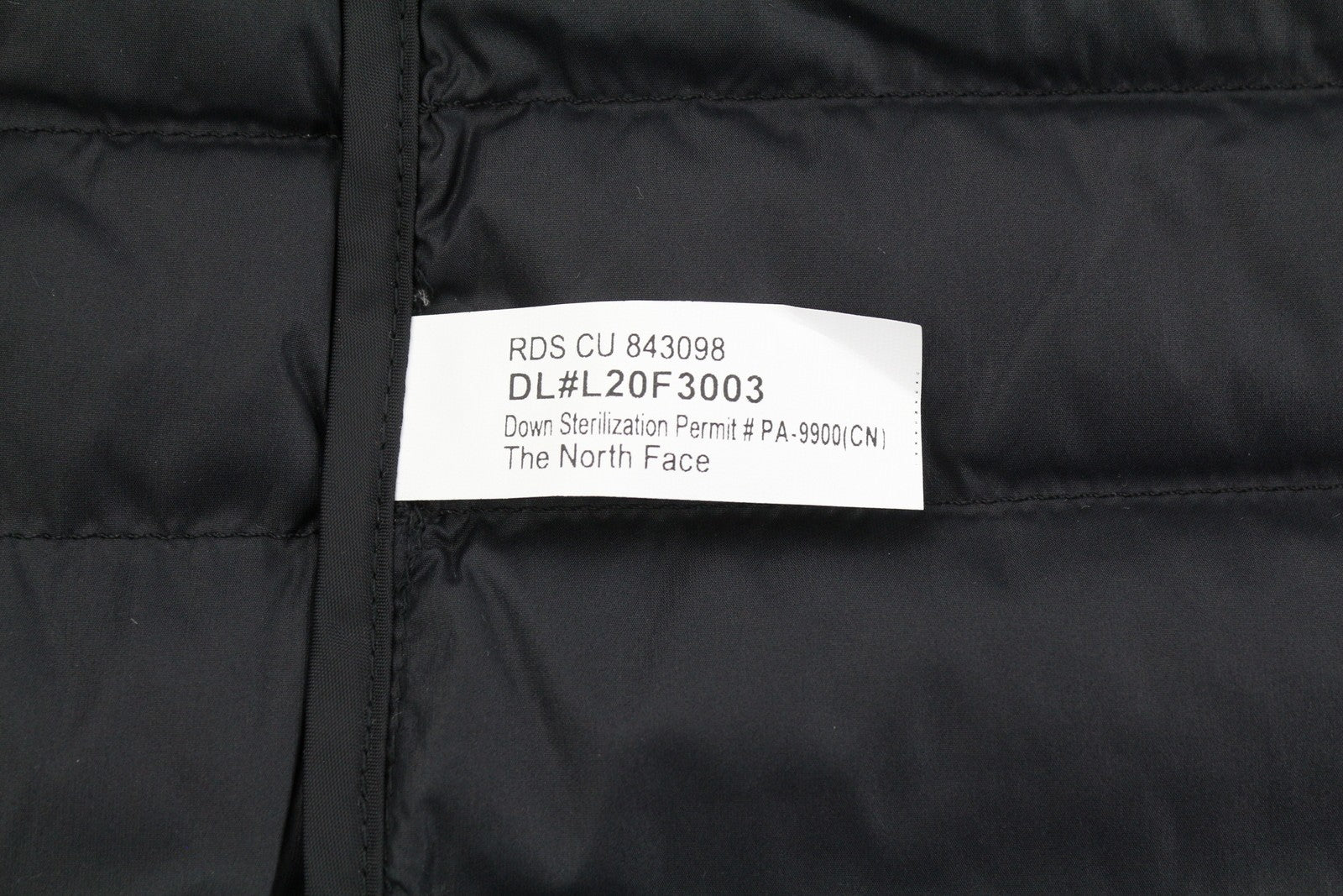 THE NORTH FACE moteriška striukė M, juoda, 700 pūkinė, dygsniuota, su gobtuvu, užtrauktuku, vidutinė kaina – 299 USD 