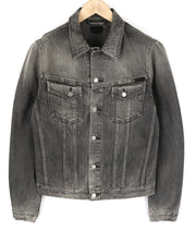 NUDIE JEANS vyriškas pilkas skalbto džinso platėjančios kaklo iškirptės švarkas su logotipu, kišenėmis ir sagomis 