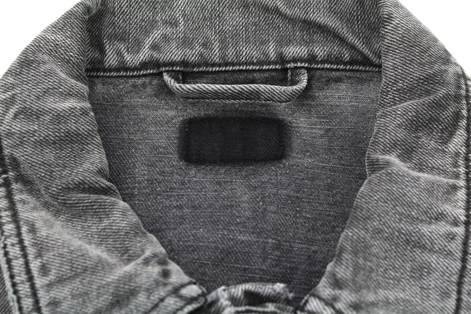 NUDIE JEANS vyriškas pilkas skalbto džinso platėjančios kaklo iškirptės švarkas su logotipu, kišenėmis ir sagomis 