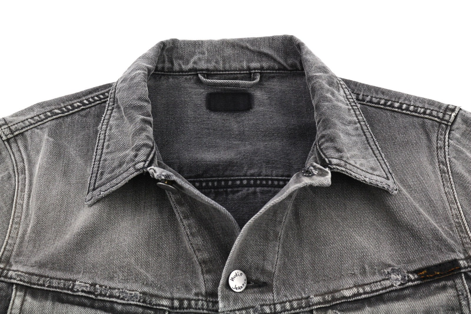 NUDIE JEANS vyriškas pilkas skalbto džinso platėjančios kaklo iškirptės švarkas su logotipu, kišenėmis ir sagomis 