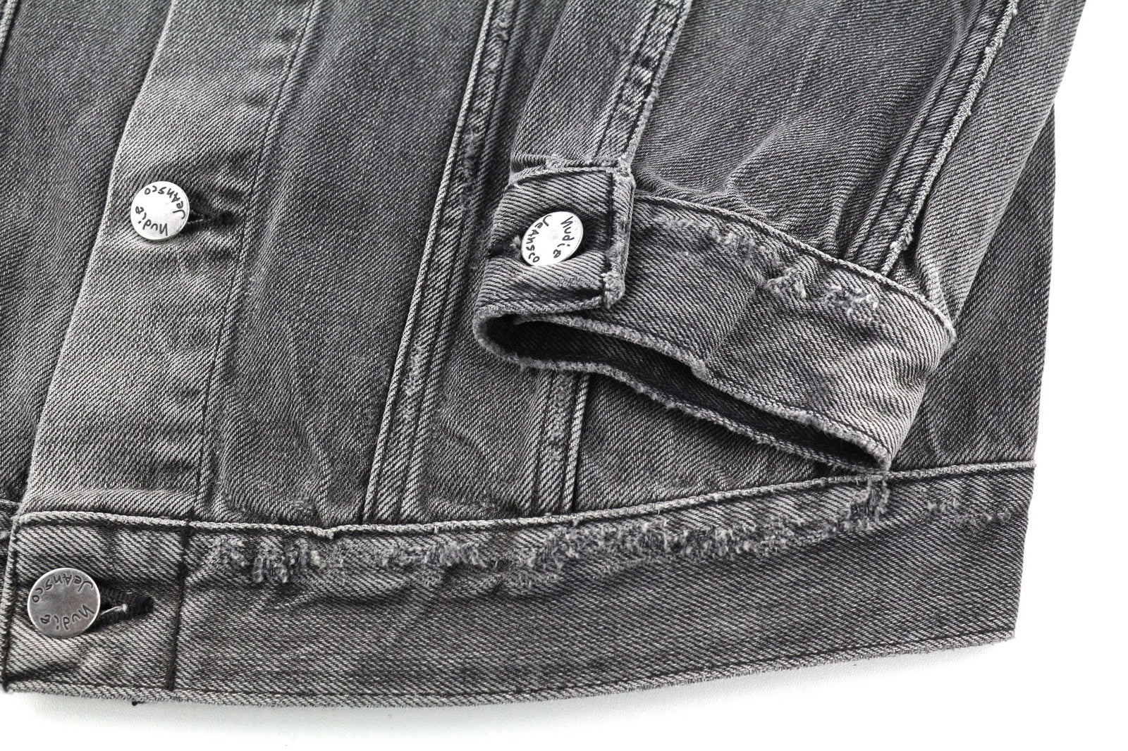 NUDIE JEANS vyriškas pilkas skalbto džinso platėjančios kaklo iškirptės švarkas su logotipu, kišenėmis ir sagomis 