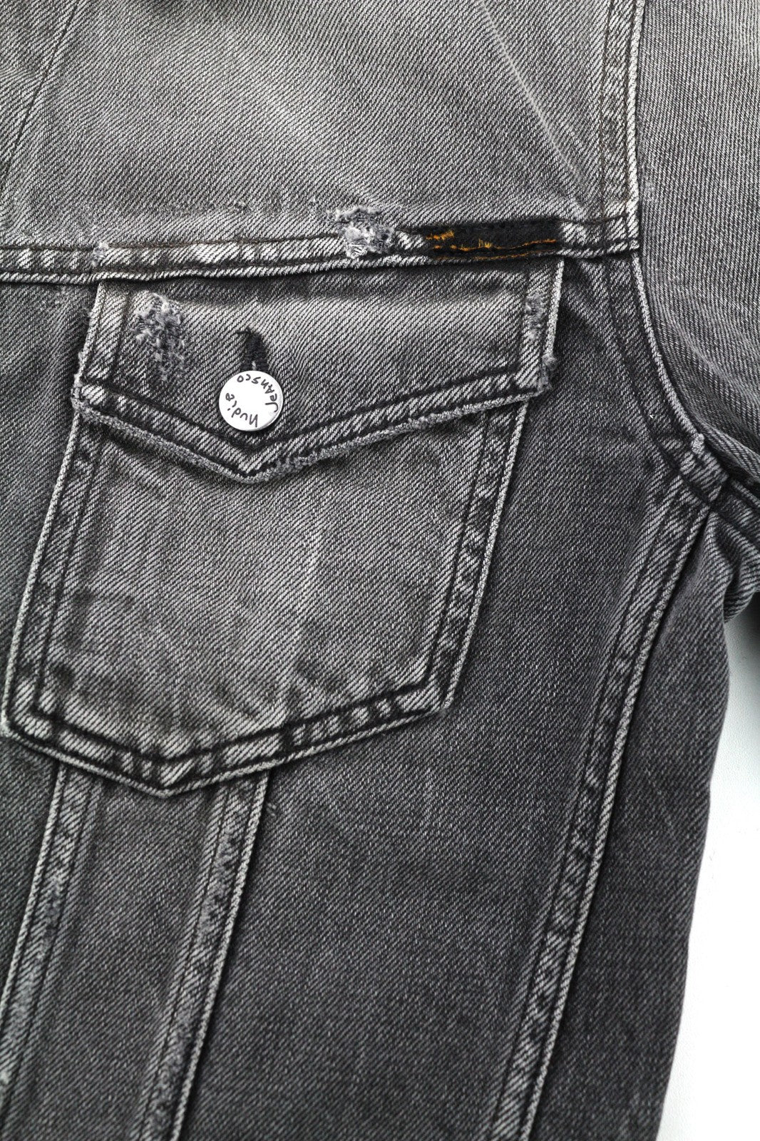 NUDIE JEANS vyriškas pilkas skalbto džinso platėjančios kaklo iškirptės švarkas su logotipu, kišenėmis ir sagomis 