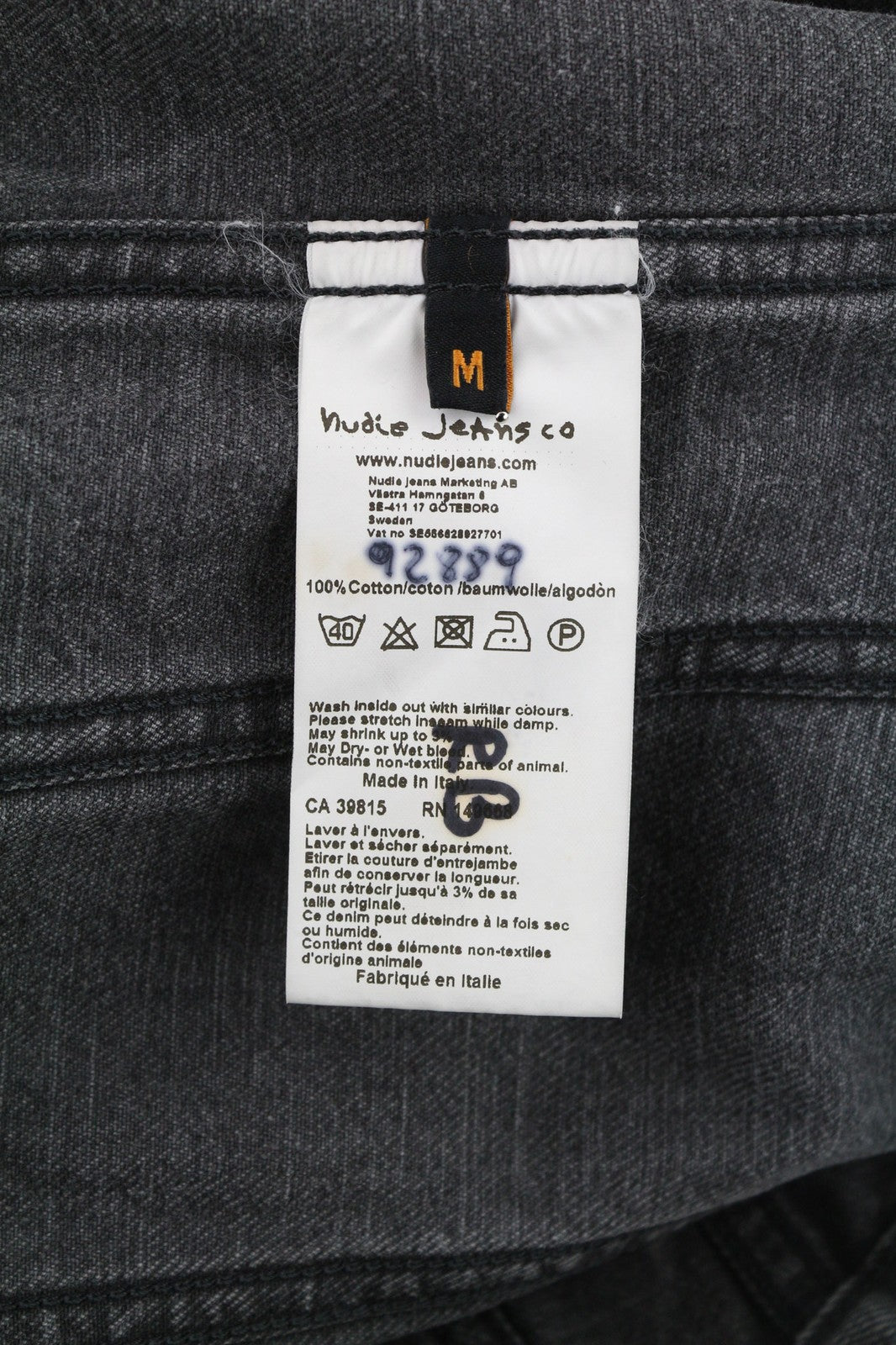 NUDIE JEANS vyriškas pilkas skalbto džinso platėjančios kaklo iškirptės švarkas su logotipu, kišenėmis ir sagomis 