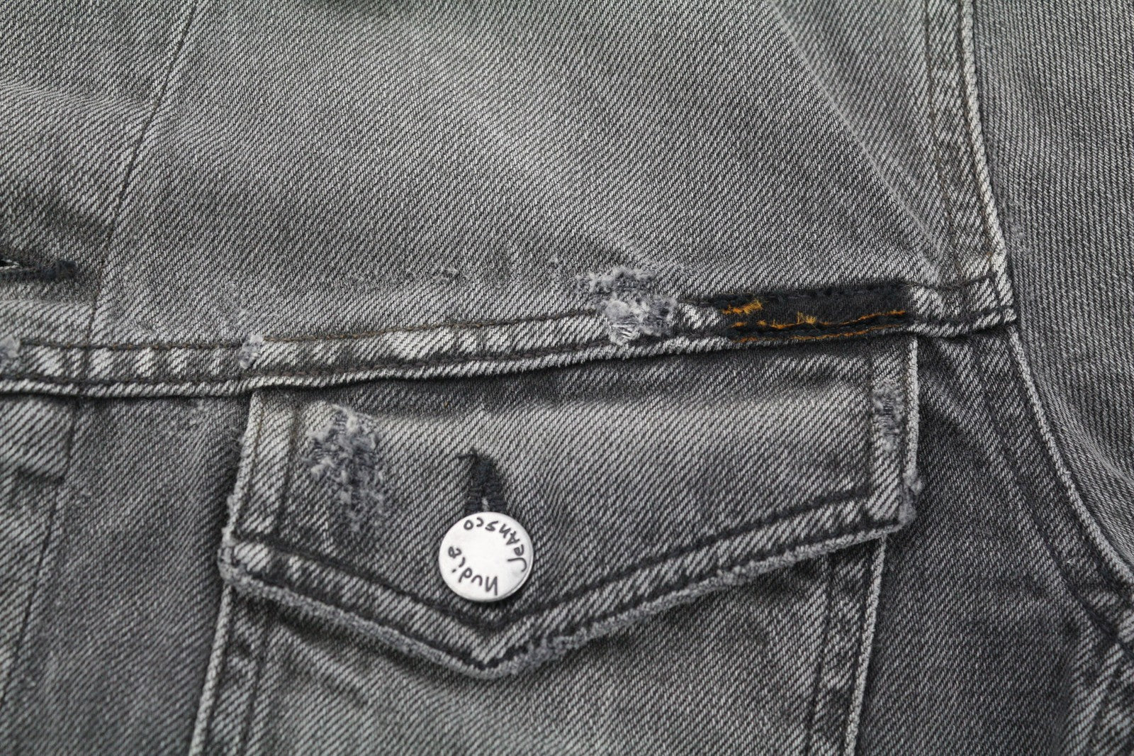 NUDIE JEANS vyriškas pilkas skalbto džinso platėjančios kaklo iškirptės švarkas su logotipu, kišenėmis ir sagomis 