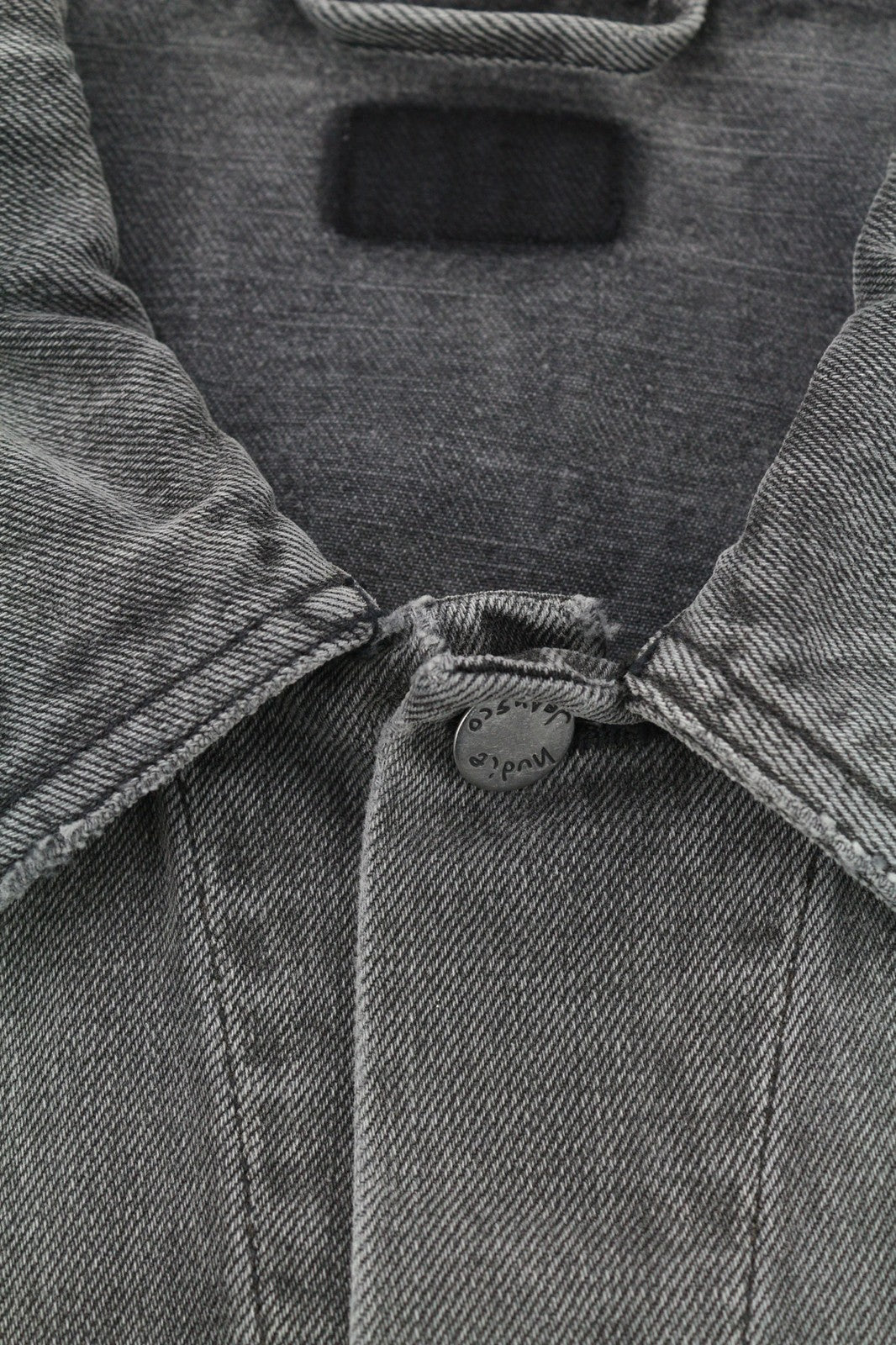 NUDIE JEANS vyriškas pilkas skalbto džinso platėjančios kaklo iškirptės švarkas su logotipu, kišenėmis ir sagomis 