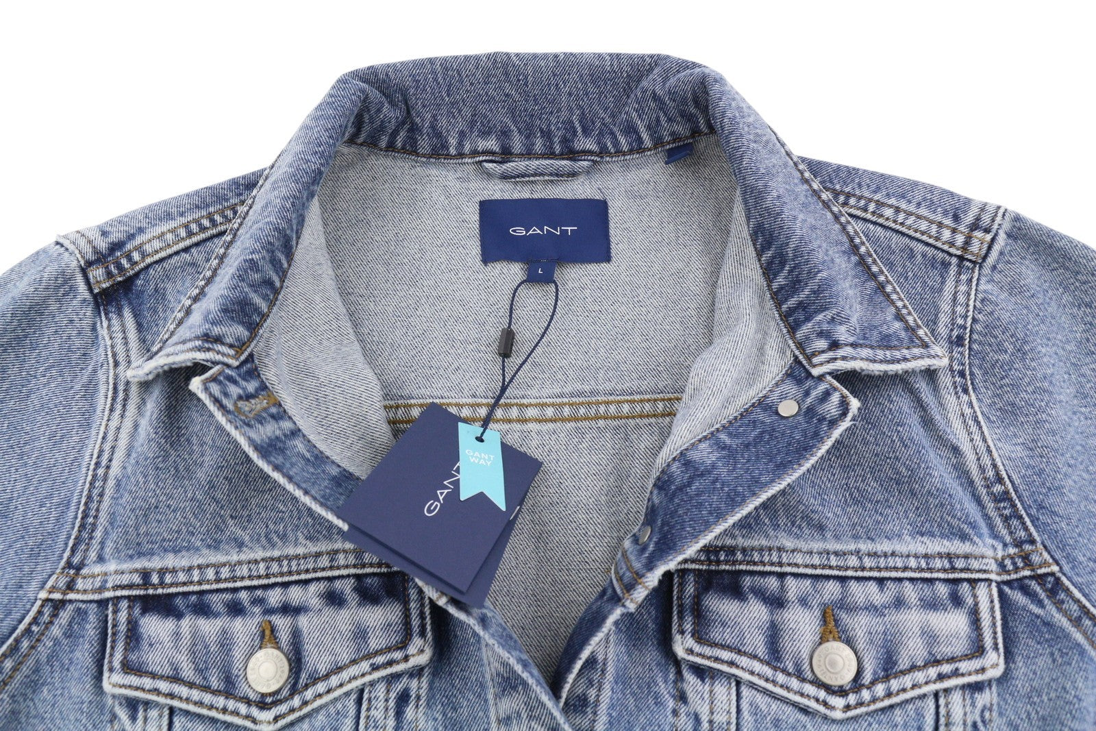 GANT džinsinis sunkvežimio tipo moteriškas švarkas L dydžio, šviesiai mėlynas, su išblukusia sagomis užsegama apykakle.