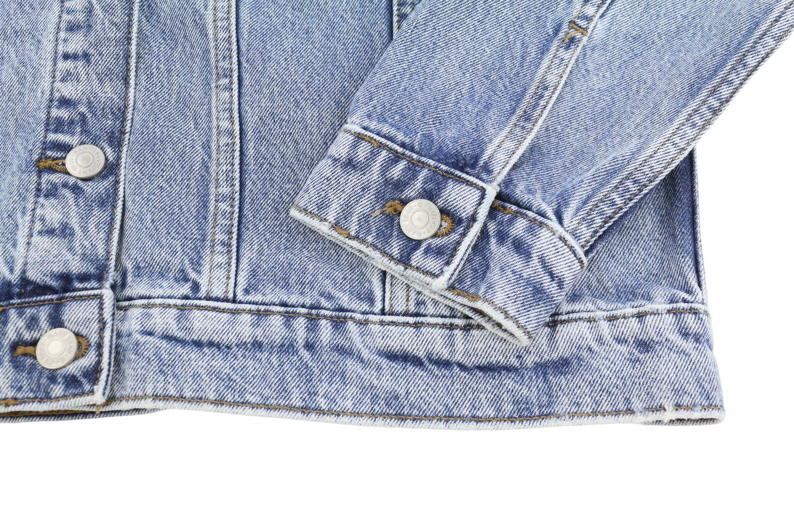 GANT džinsinis sunkvežimio tipo moteriškas švarkas L dydžio, šviesiai mėlynas, su išblukusia sagomis užsegama apykakle.