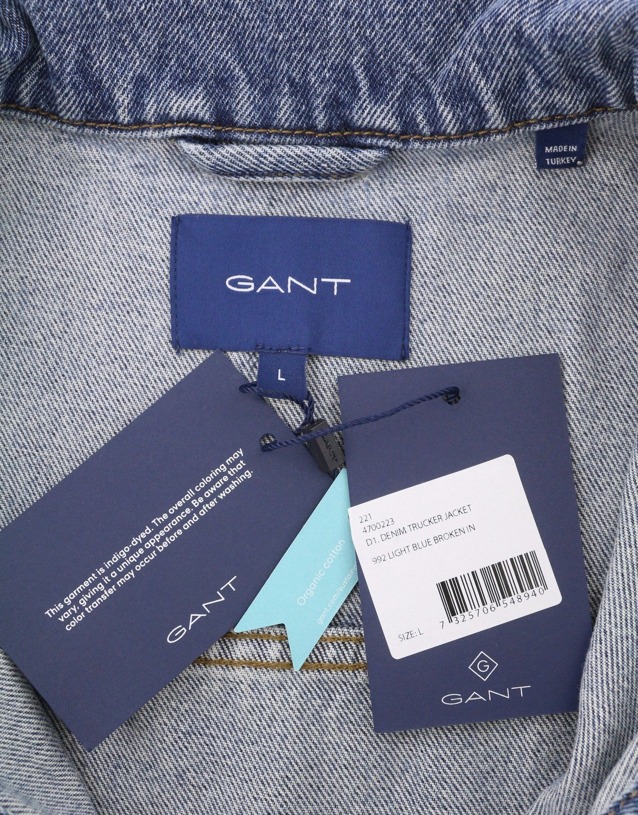 GANT džinsinis sunkvežimio tipo moteriškas švarkas L dydžio, šviesiai mėlynas, su išblukusia sagomis užsegama apykakle.