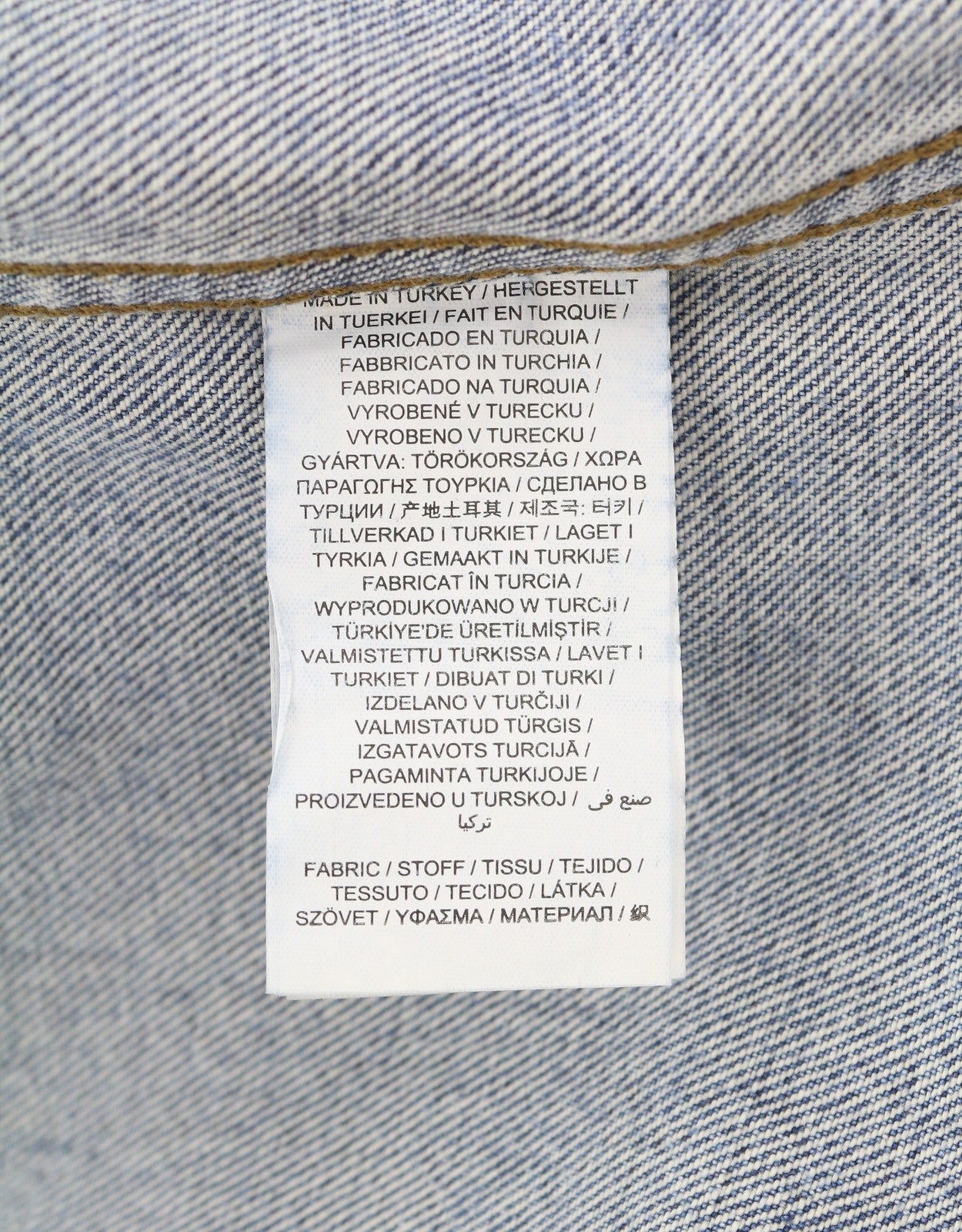 GANT džinsinis sunkvežimio tipo moteriškas švarkas L dydžio, šviesiai mėlynas, su išblukusia sagomis užsegama apykakle.