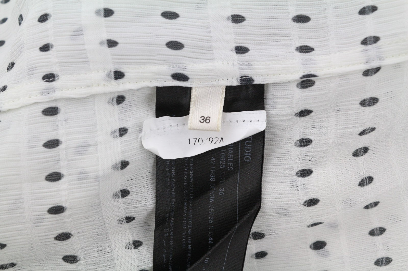 SUISTUDIO Charles moteriški balti taškuoti tamprūs marškinėliai ilgomis rankovėmis, dydis UK10 