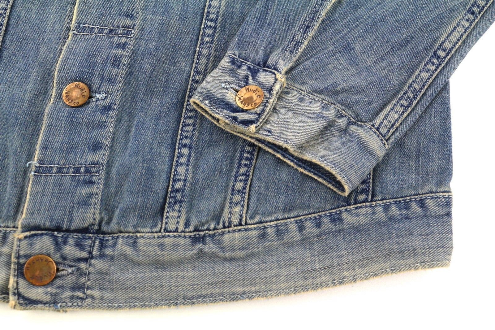 NUDIE JEANS Billy vyriška striukė S šviesių atspalvių su sagomis polo marškinėliais ir logotipu džinsinio audinio 