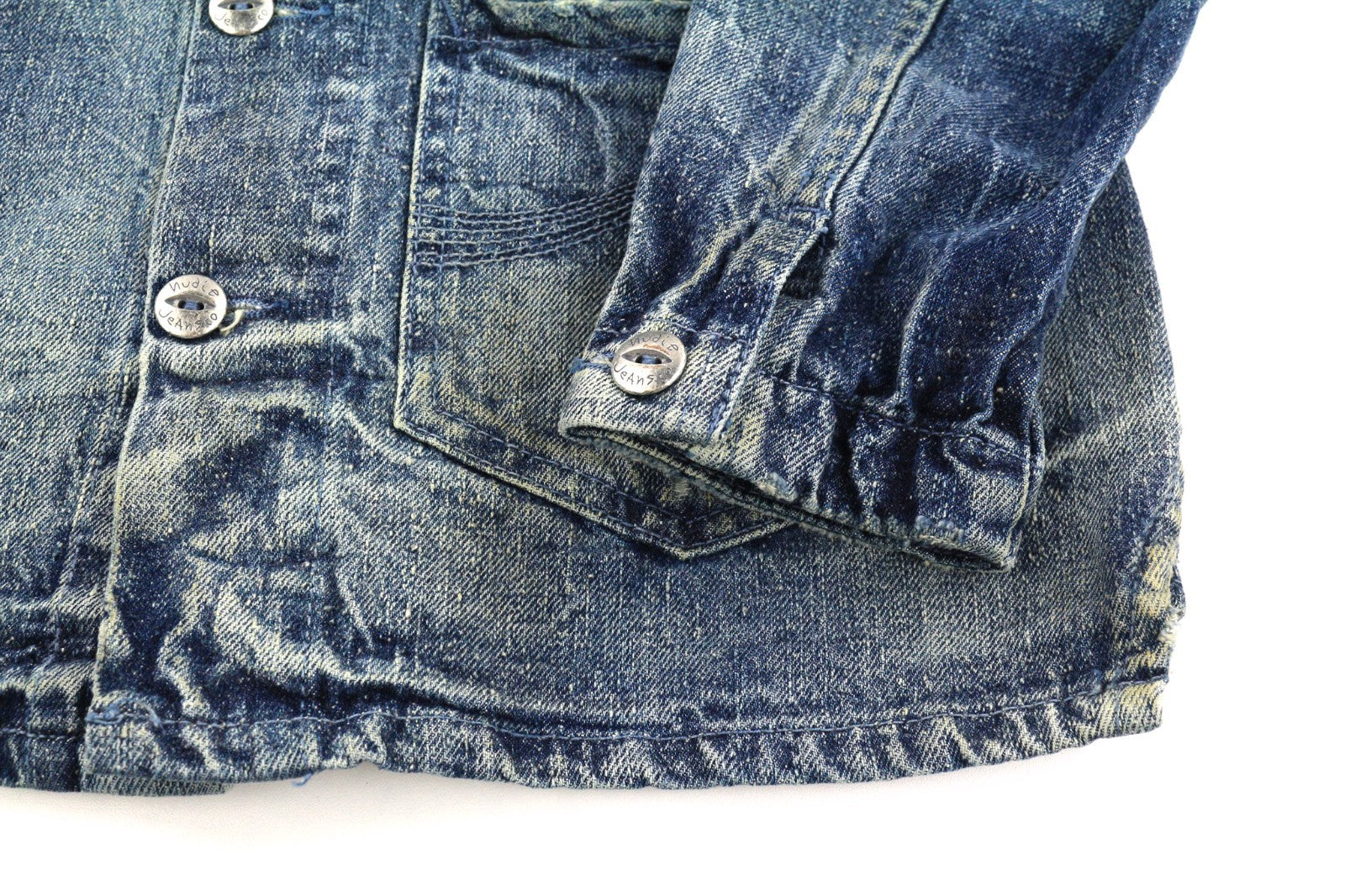 NUDIE JEANS Tryggve vyriška striukė XS dydžio kosminės mėlynos spalvos su skalbtų sagų polo marškinėliais 